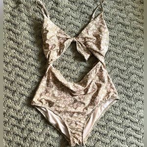 Lauren Conrad 1 piece swimsuit with cutout. Size Medium
